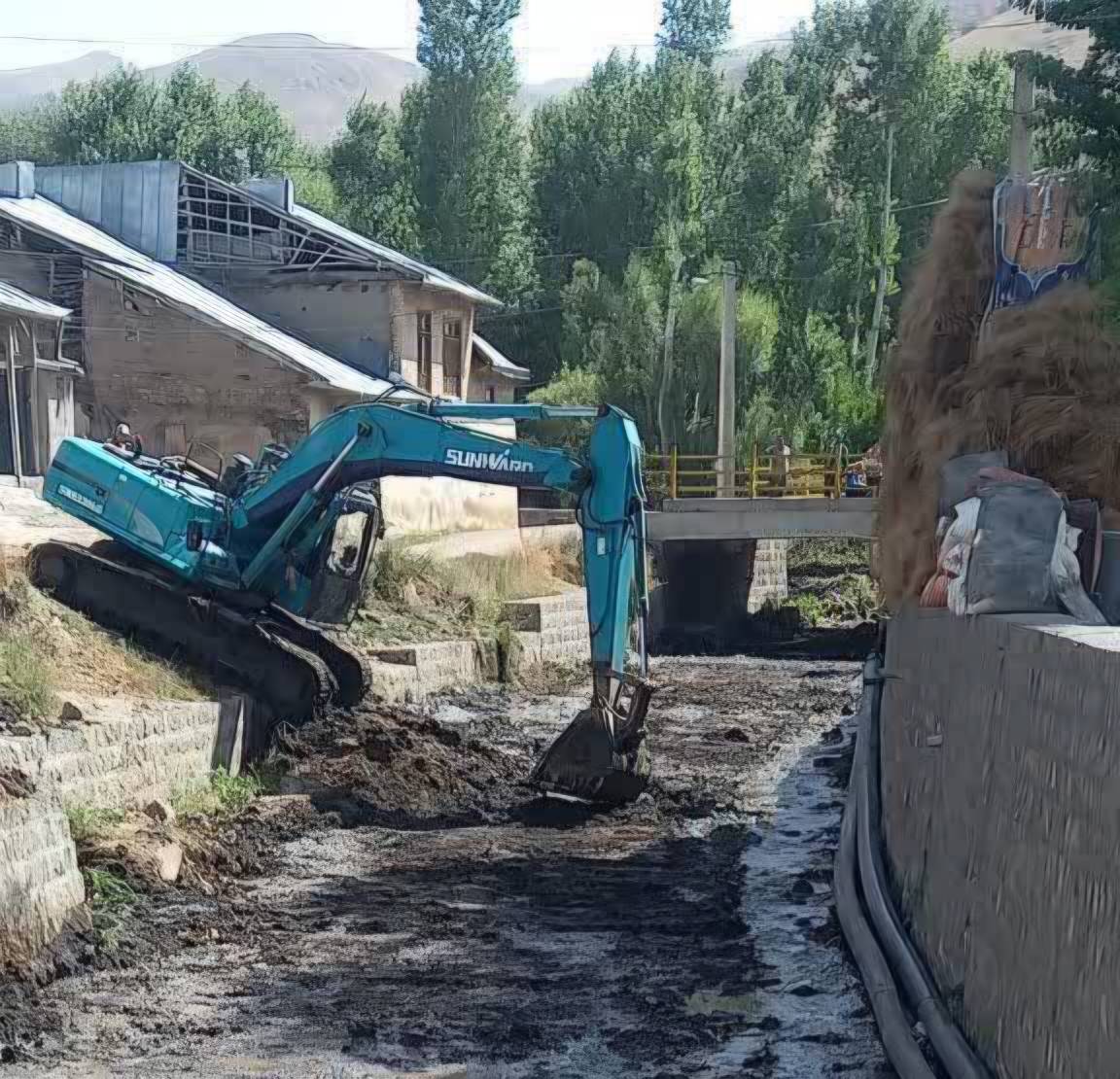 لایروبی رودخانه ها و رفع نقاط حادثه خیز در شهرستان خلخال/ برگزاری دوره Hse برای اپراتور سدهای استان